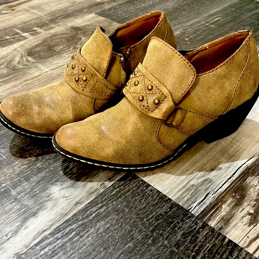 Suede brown small heel boot